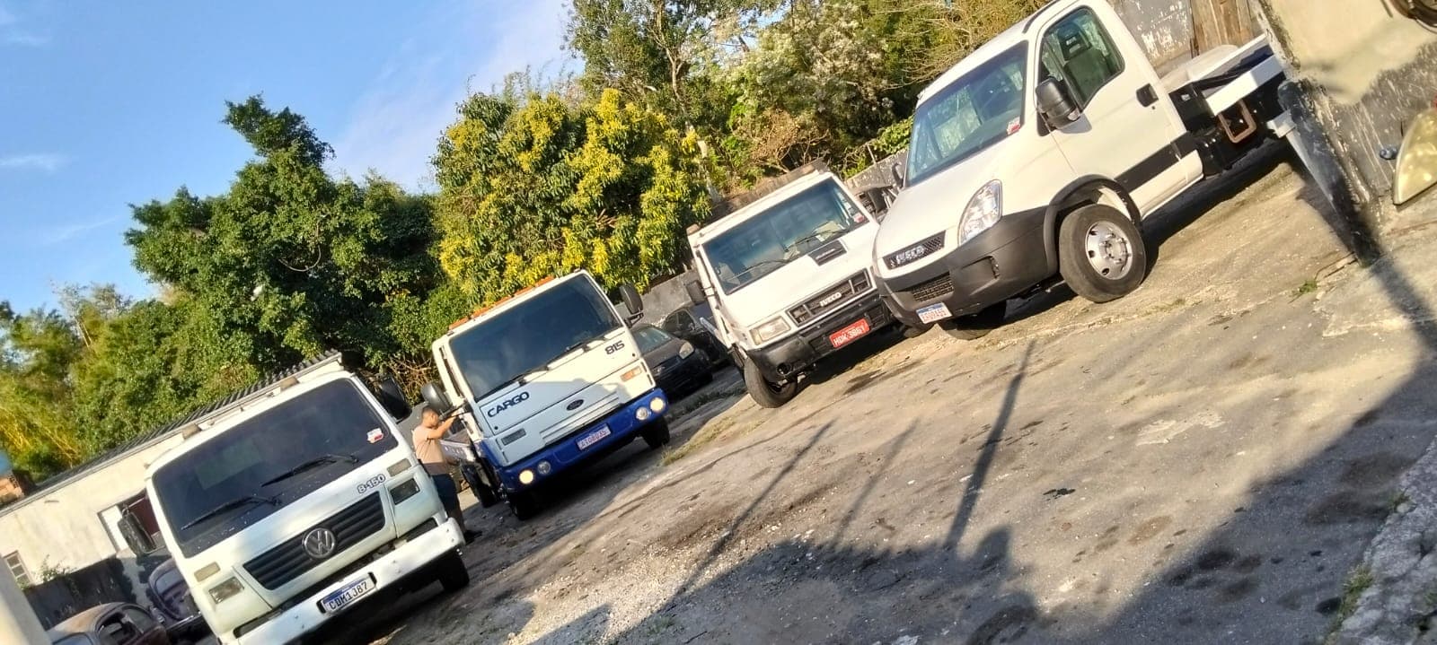 Veículos de guincho estacionados na estrutura da Tuyu Guinchos